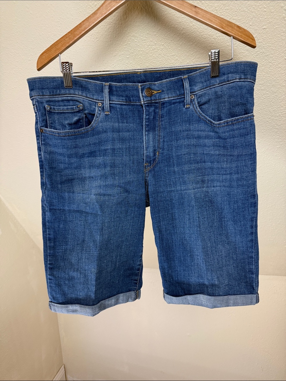 LEVI'S Stretch Burmuda SHorts Size 33 (16)